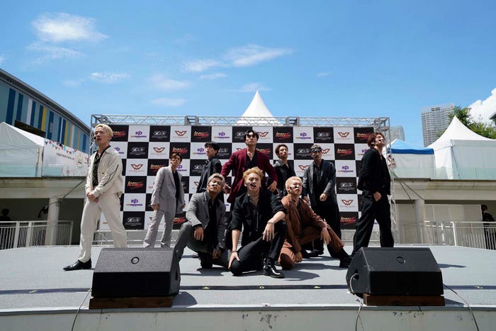 THE JET BOY BANGERZ(前列左から)田中彰、佐藤蒼虎、古嶋滝、佐藤陽、中村碧(中央列)宇原雄飛(後列左から)桑原巧光、石川晃多、エイロン、NOSUKE(提供写真)