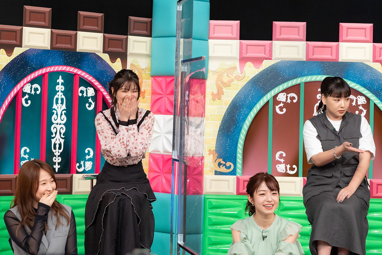 （前段左から）鞘師里保、中村静香（後段左から）工藤美桜、野呂佳代（C）テレビ朝日