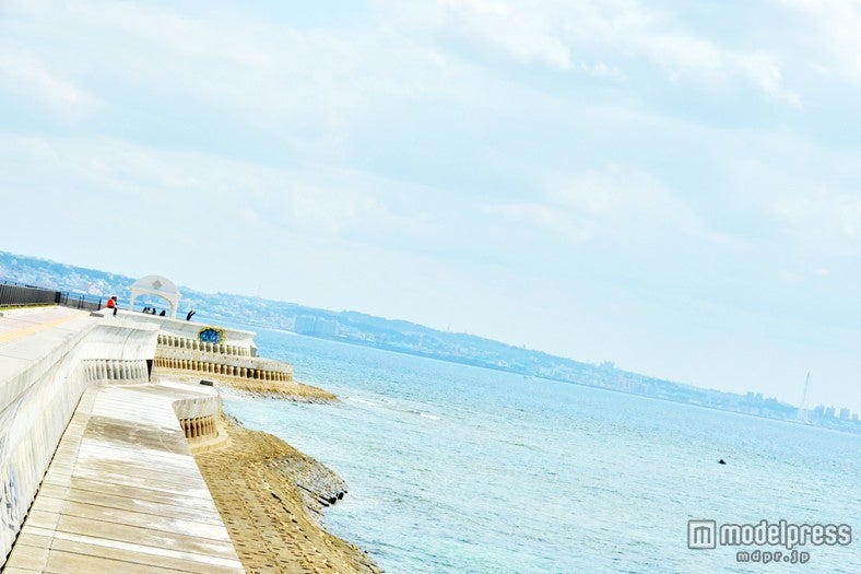 カフェのすぐそばにある綺麗なビーチ