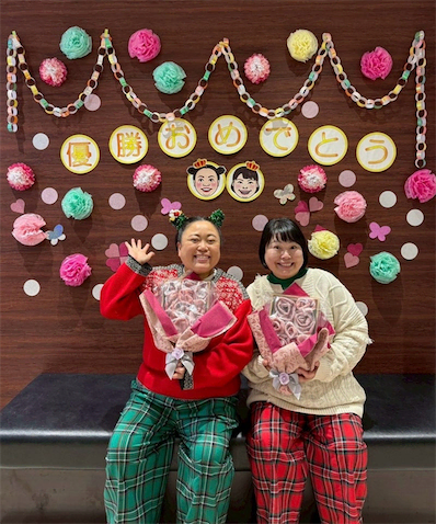 ニッチェ・江上、『THE W』優勝を"肉の花束"で祝福され感激「めっちゃお祝いして貰いました」