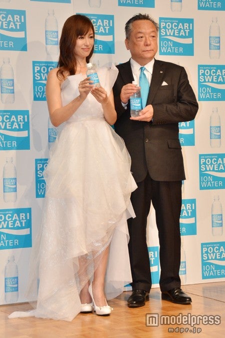 （左）深田恭子