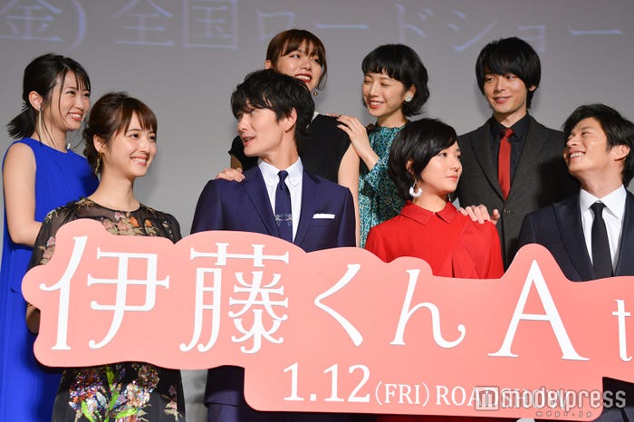 カメラマンからの「志田さんが(見えない)…」に苦笑するキャスト陣(C)モデルプレス