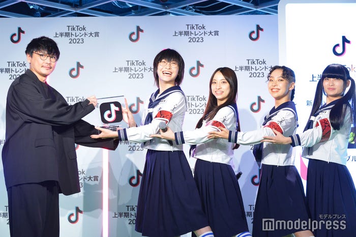 山口一郎、新しい学校のリーダーズにトロフィー授与(C)モデルプレス