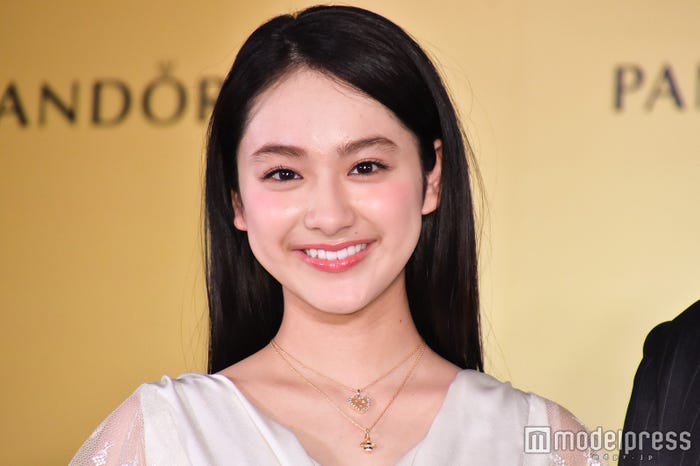 前髪を流した大人っぽい雰囲気の平祐奈 (C)モデルプレス