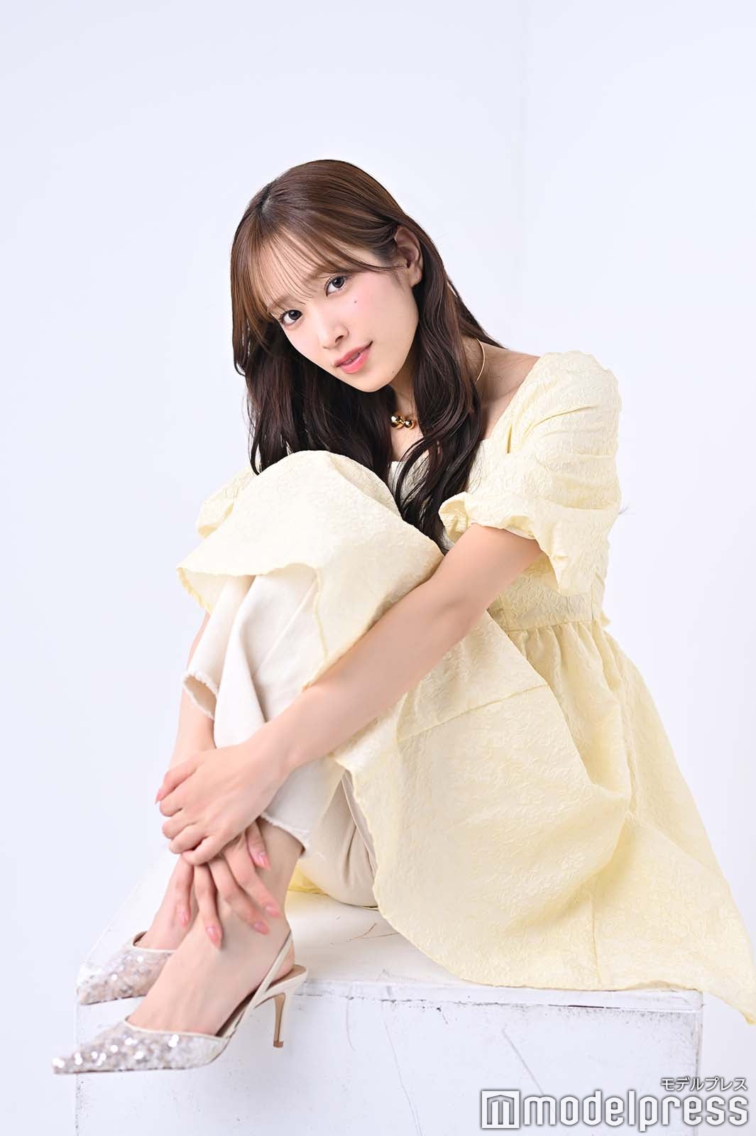 佐々木久美／イエロートップス（15,400円／CALNAMUR）、白デニムパンツ（2,970円／神戸レタス）、その他：スタイリスト私物（C）モデルプレス