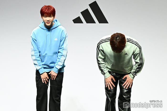 お辞儀をする木村柾哉、與那城奨(C)モデルプレス