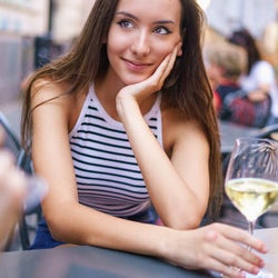 男性が ほろ酔い女子 にされて胸キュンしちゃう仕草とは モデルプレス