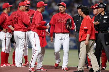 広島・栗林まさか初回途中降板 アクシデントに球場騒然 防御率2位の右腕が20イニングぶり失点後わずか17球でベンチへ