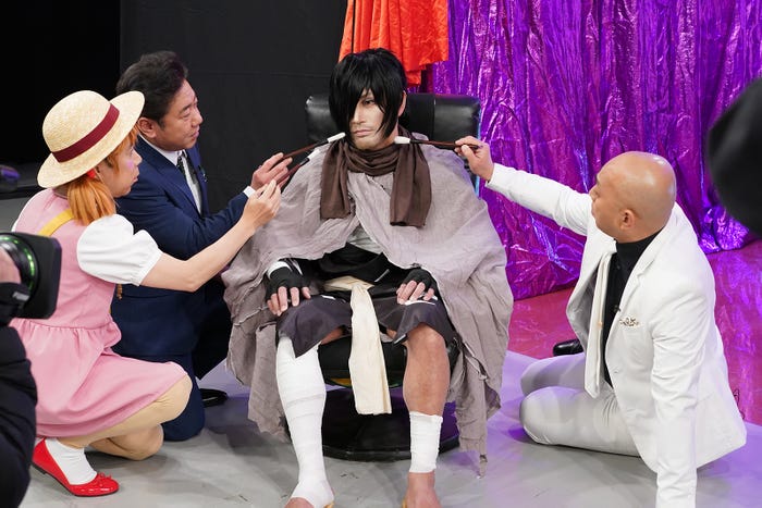 岡村隆史、渡辺隆、剣術が得意な主人公のコスプレをした有名人、長谷川雅紀 (C)モデルプレス