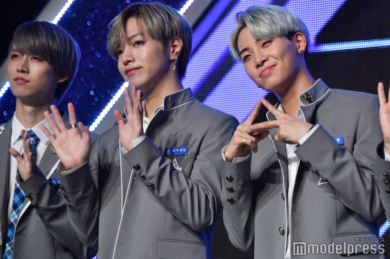 ムービー撮影タイムで動きをつける大平祥生、川尻蓮（C）モデルプレス