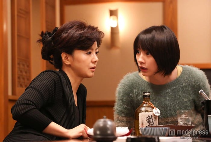 (左から)薬師丸ひろ子、能年玲奈(C)NHK