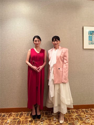 広末涼子、真っ赤ワンピを堂々着こなし"ものまねタレント"と2ショット「笑顔が見れて元気がでます」