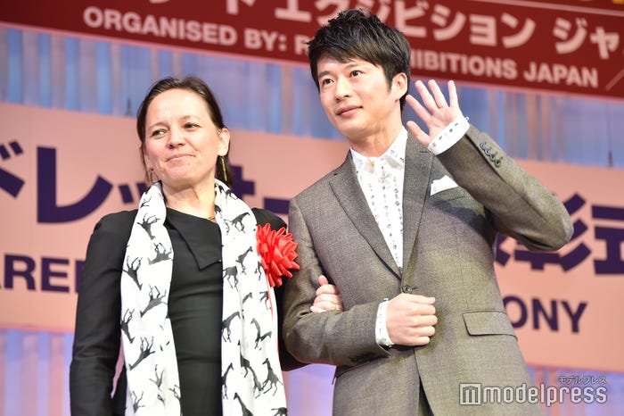 エスコートされ戸惑いながらも手を振る田中圭(C)モデルプレス