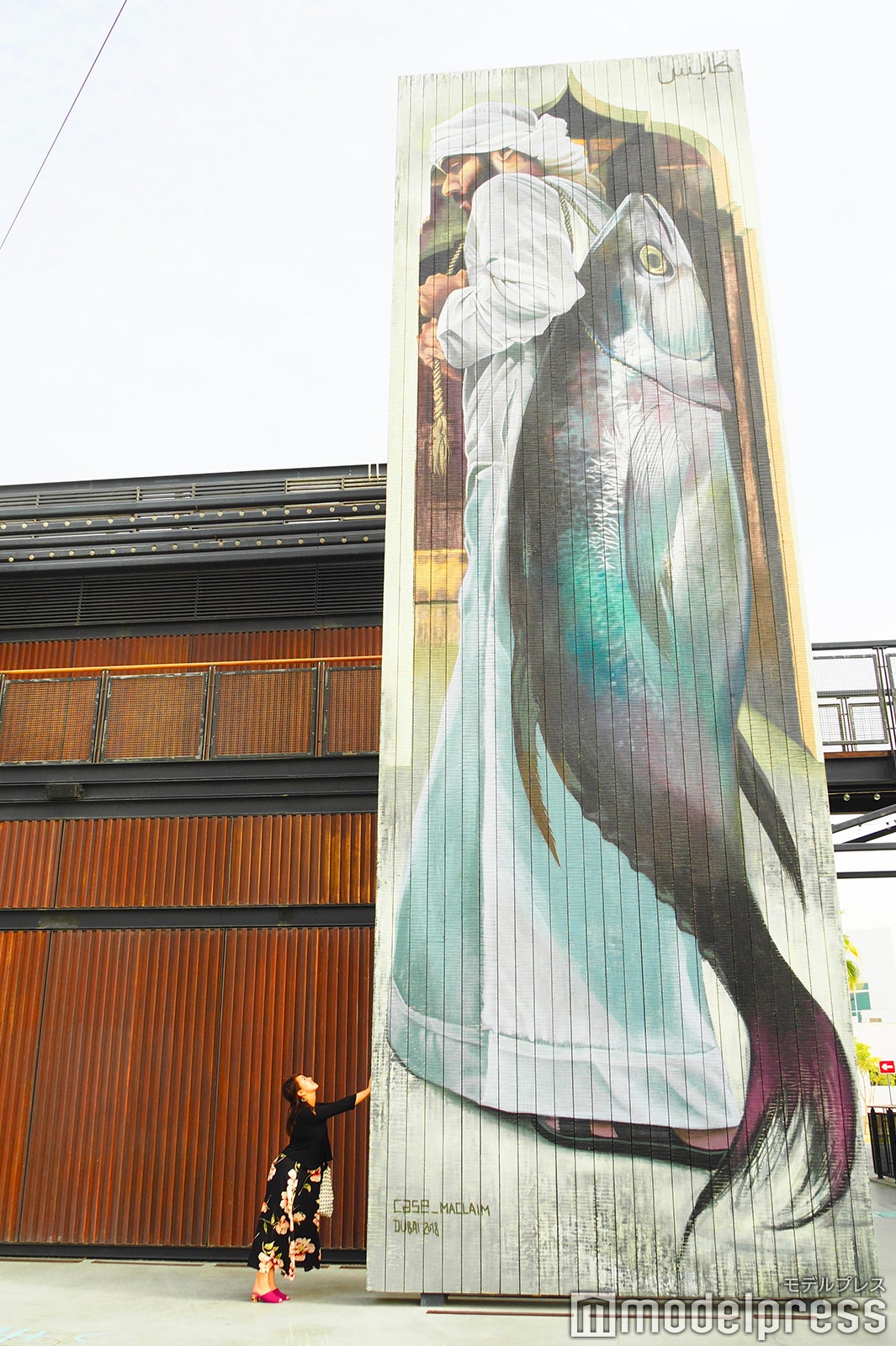 大きな壁一面に漁師が描かれた魚（C）モデルプレス