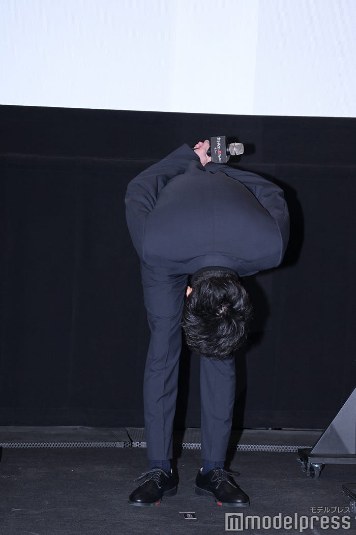 冒頭からお辞儀が深い田中圭(C)モデルプレス