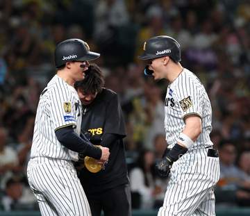 阪神快勝で優勝マジック3！佐藤輝がトドメの38号2ラン 三冠王にも前進
