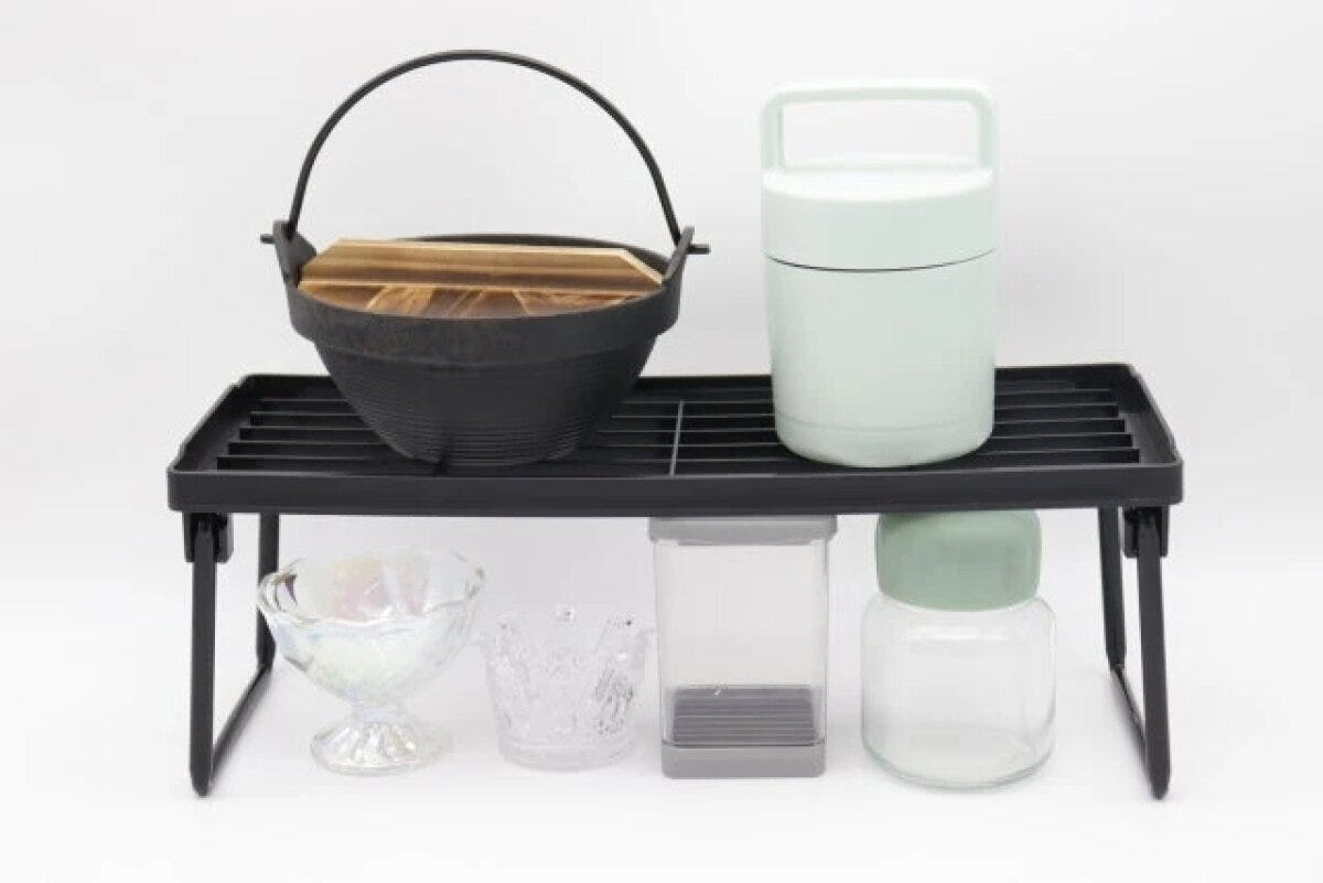 組み立てられた『たためるキッチンスタンド』に鍋や保存容器が置かれている