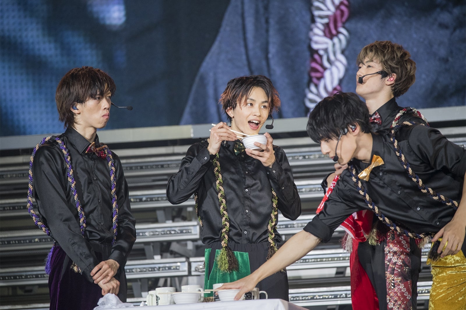 お餅を頬張るメンバー（写真提供：SDR）