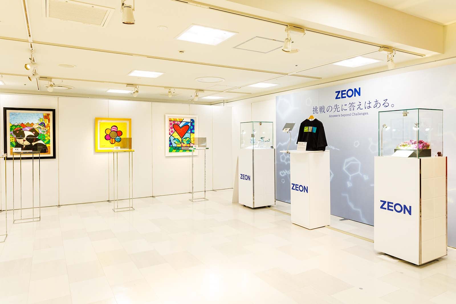 「Be happy！ロメロ ブリット来日展」の様子（提供写真）