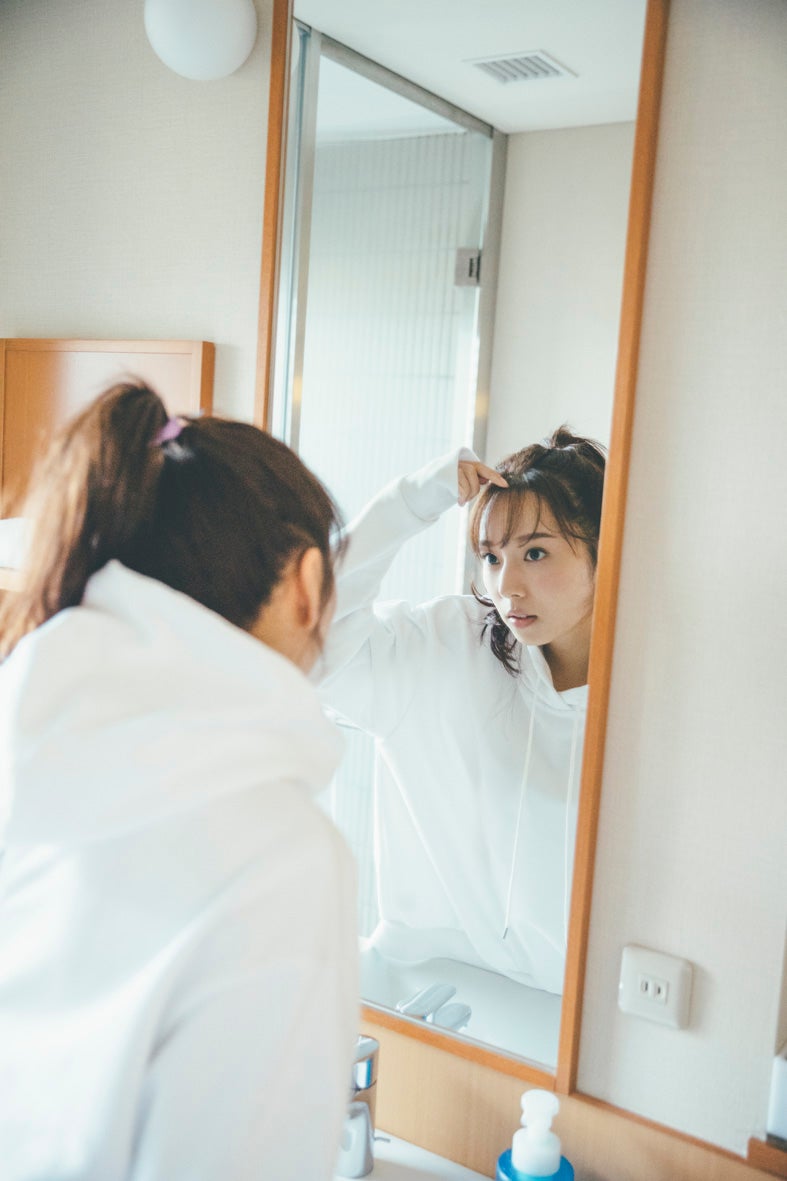 新内眞衣「夜が明けたら」より（C）撮影：東京祐（画像提供：小学館）