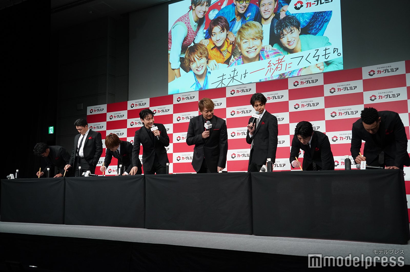 （左から）数原龍友、中務裕太、白濱亜嵐、小森隼、香取慎吾、片寄涼太、佐野玲於、関口メンディー（C）モデルプレス