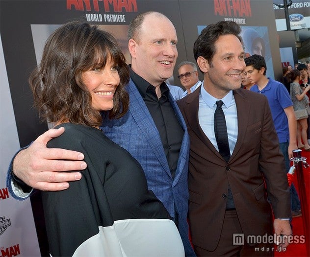 ケヴィン・ファイギ氏（中央）