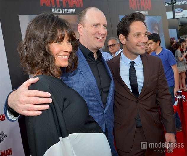 ケヴィン・ファイギ氏(中央)