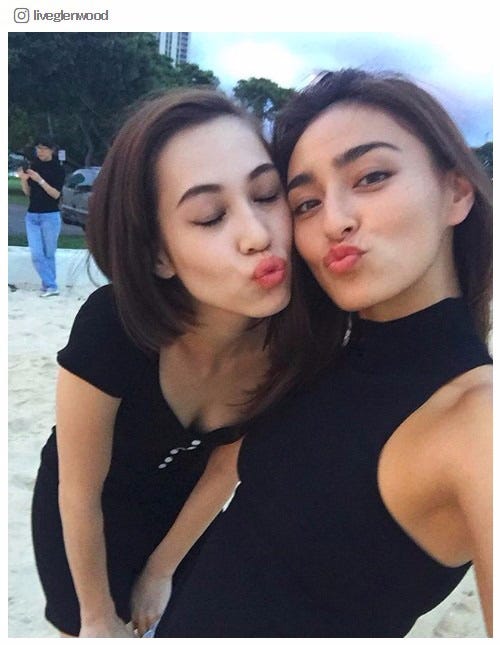 長谷川潤&水原希子、“キス顔”2ショット公開「キレイ」「最強コンビ」/長谷川潤Instagramより