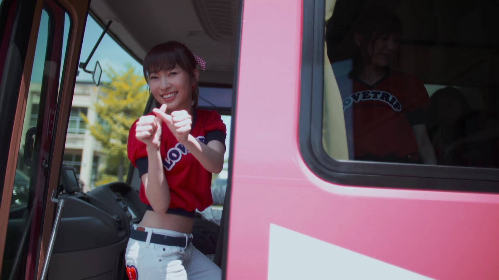 AKB48「LOVE TRIP」MVより