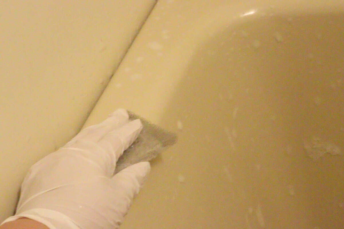 ダイソーの浴室用合成洗剤をスプレーしてこする