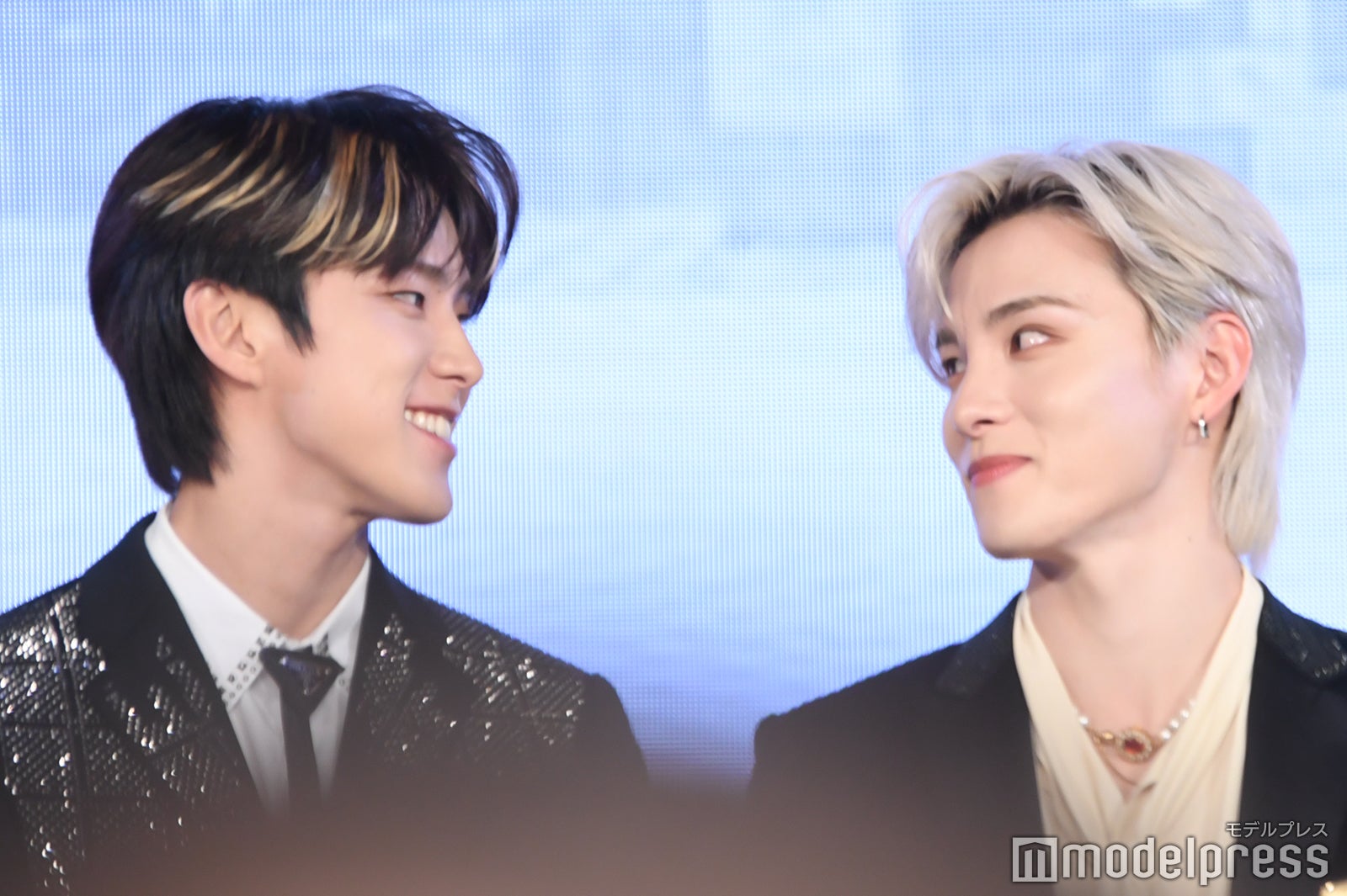 笑い合う河野純喜、川西拓実（C）モデルプレス