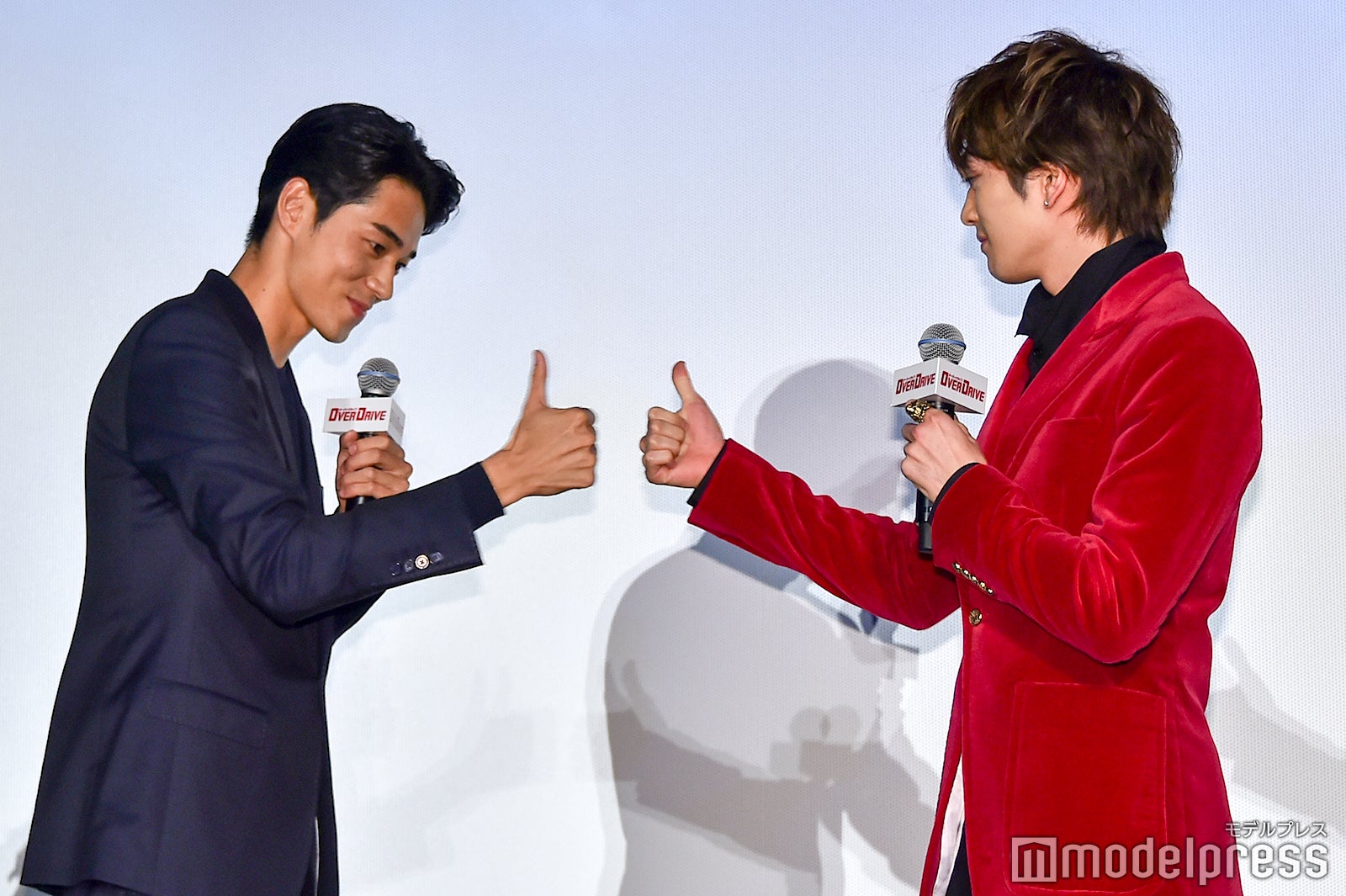 就寝前にもやっていたグータッチの儀式を披露する東出昌大と新田真剣佑その1 （C）モデルプレス