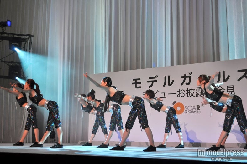 “モデル体操”を披露するモデルガールズ