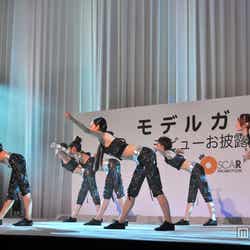 “モデル体操”を披露するモデルガールズ