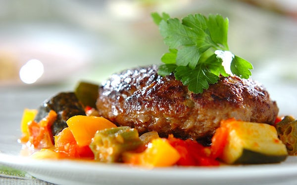 食卓が華やぐ！　夏野菜をたっぷり使った「ハンバーグ」