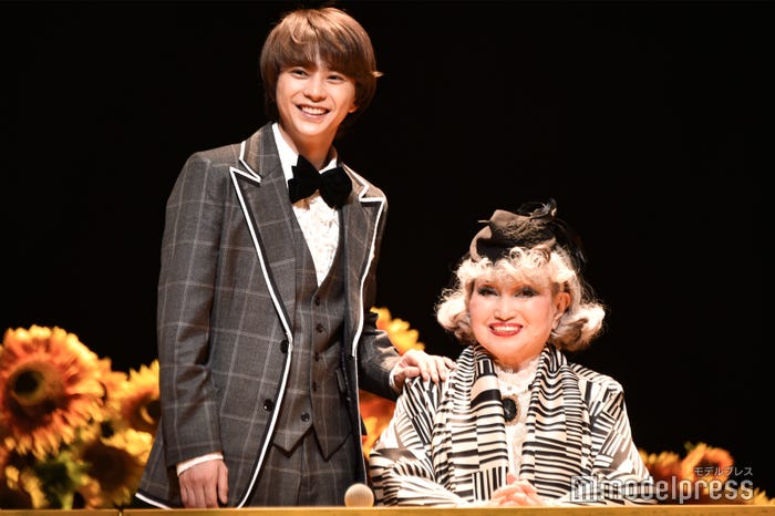“国宝”の黒柳徹子の肩に手を置くのに恐縮な“国宝”佐藤勝利/佐藤勝利、黒柳徹子 (C)モデルプレス