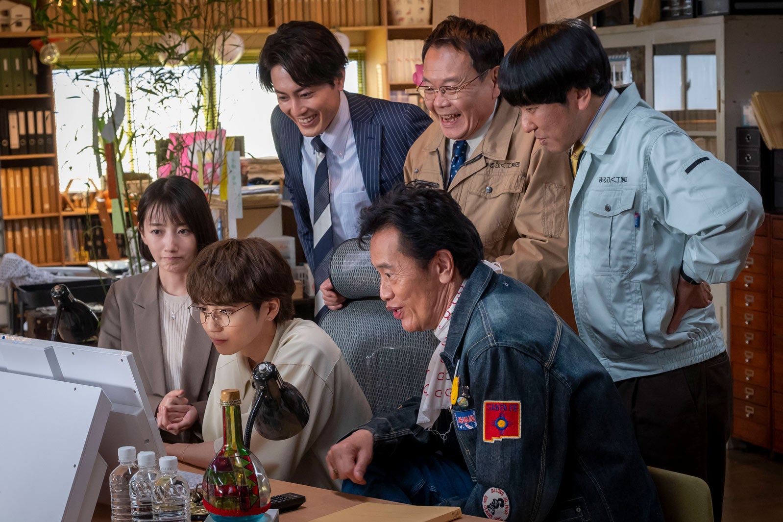 （前列左から）波瑠、吉野北人、遠藤憲一（後列左から）間宮祥太朗、近藤芳正、本多力／「魔法のリノベ」第2話より（C）カンテレ