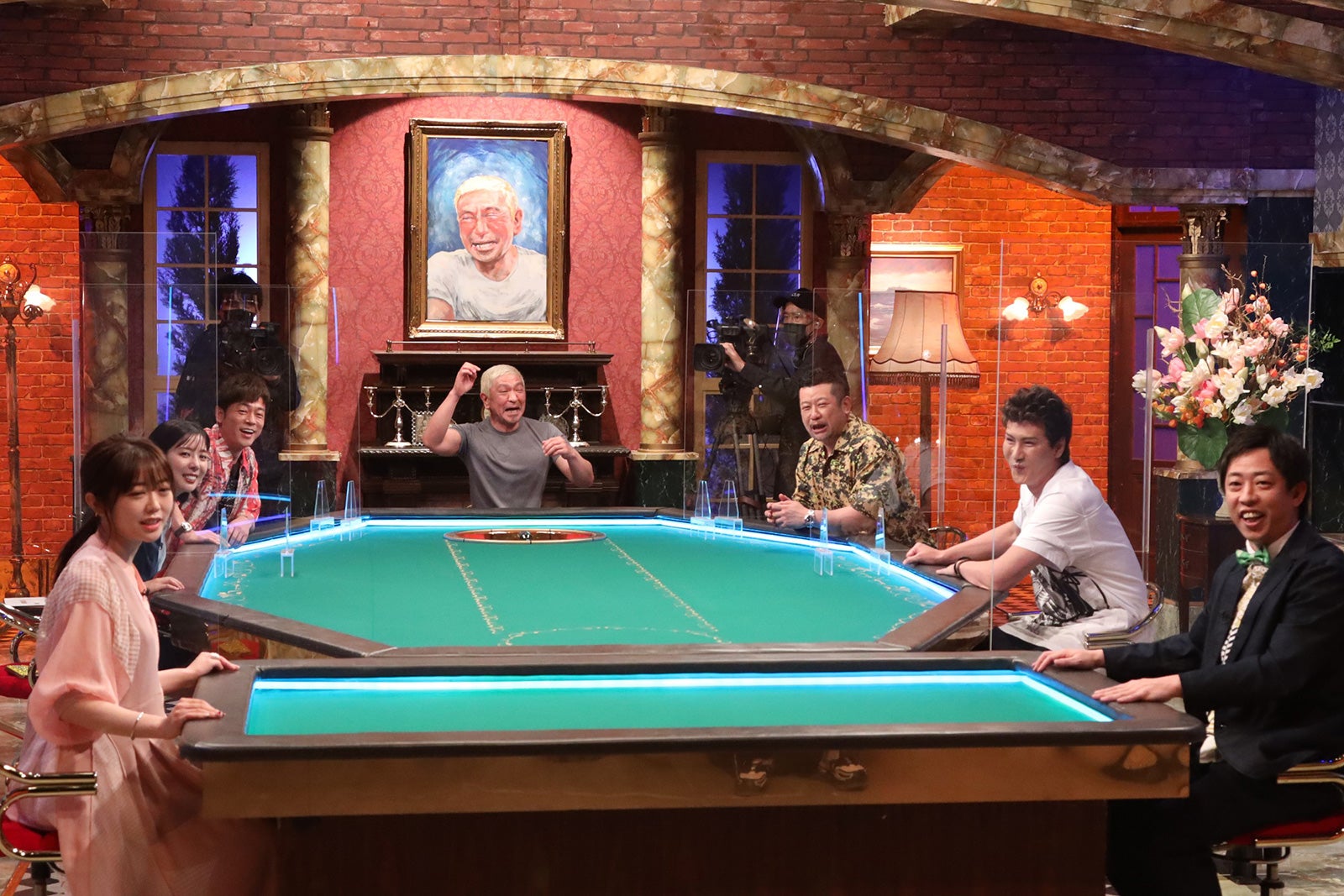 （左から）峯岸みなみ、エンリケ、陣内智則、松本人志、ケンドーコバヤシ、新庄剛志、森田哲矢 （C）フジテレビ