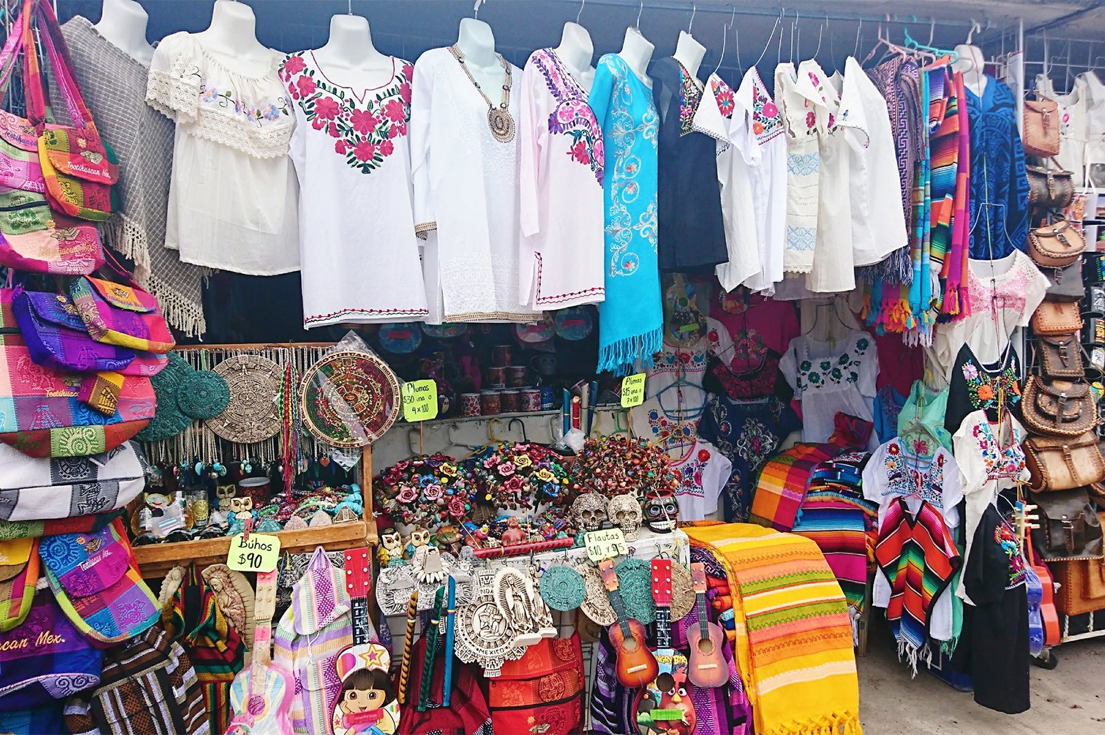 テオティワカン入口付近のお土産屋／画像提供：所属事務所