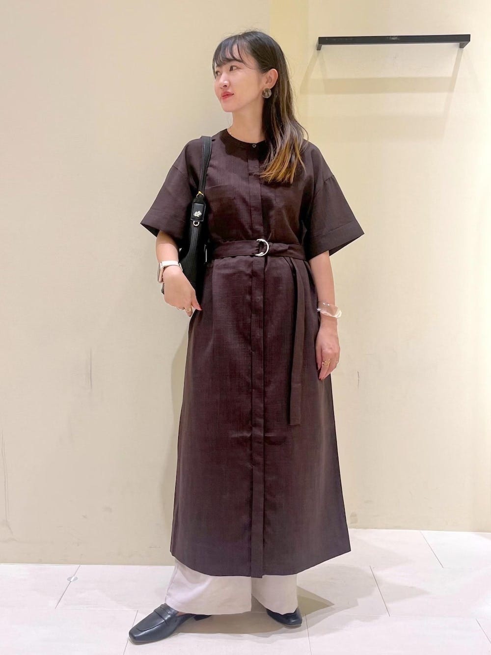 シャープなラインですっきり見えるシャツワンピース 出典:WEAR