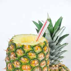 生のフルーツの果肉をかき混ぜて作
るパイナップルジュース/画像提供:横浜赤レンガ