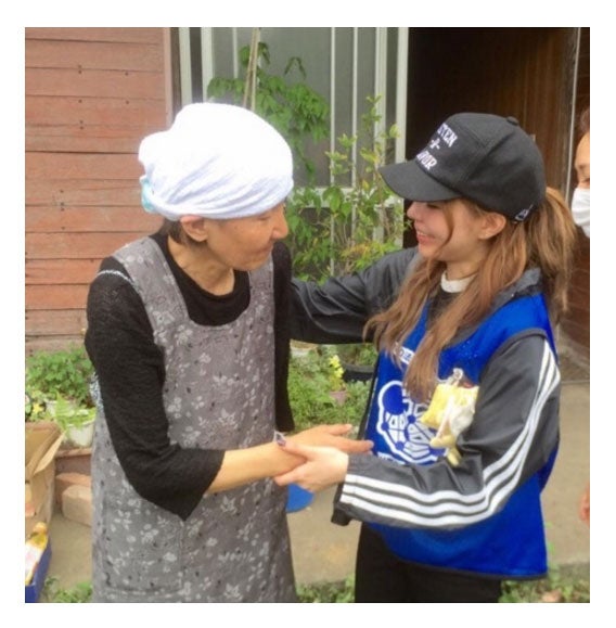 被災者を励ます益若つばさ／益若つばさ公式ブログ（Ameba）より