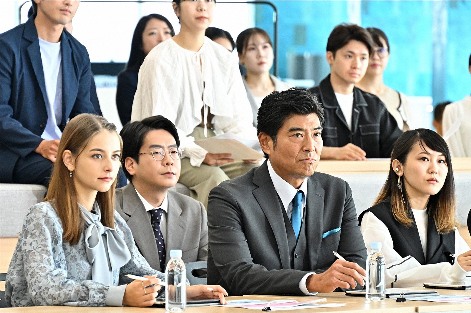 （左から）嵐莉菜、浦井のりひろ、高嶋政宏「１８／４０～ふたりなら夢も恋も～」第9話より（C）TBS