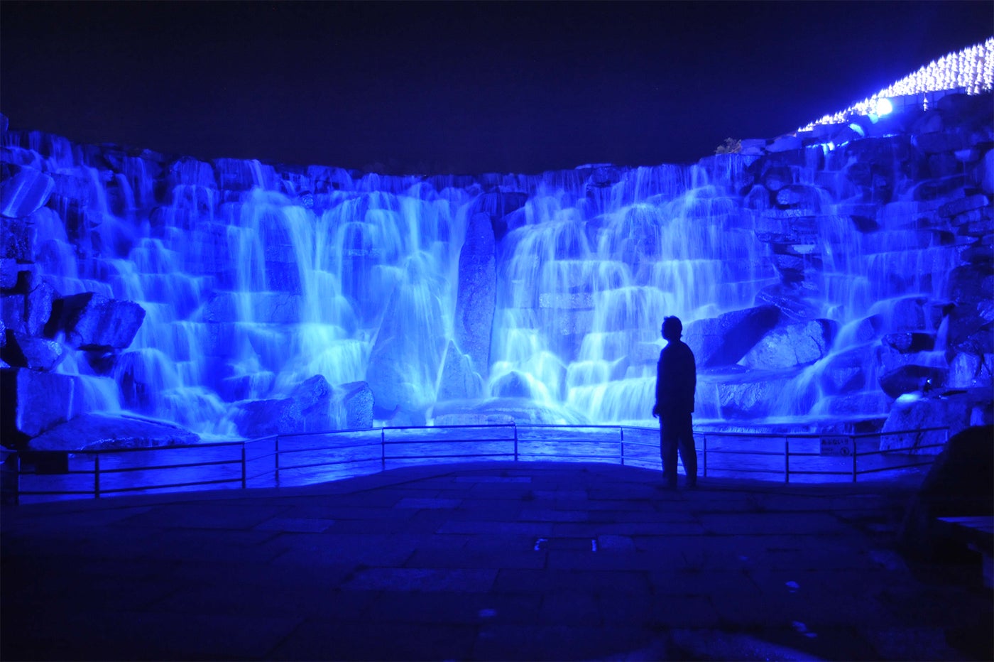 幻想的なブルーに染まる「昇竜の滝」／画像提供：国営讃岐まんのう公園
