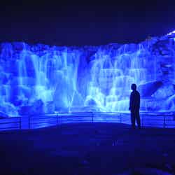 幻想的なブルーに染まる「昇竜の滝」/画像提供:国営讃岐まんのう公園