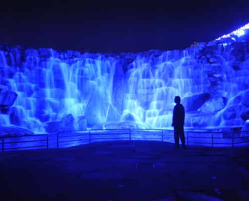 青く輝く滝が幻想的!香川「国営讃岐まんのう公園」で3夜連続花火ショー