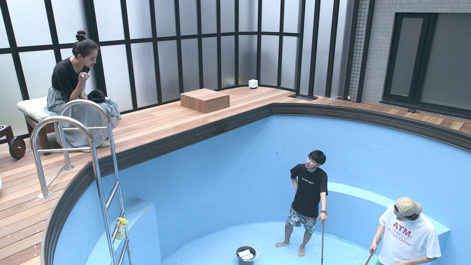 春花、プール掃除をする健司、翔平「TERRACE HOUSE TOKYO 2019-2020」5th WEEK（C）フジテレビ／イースト・エンタテインメント