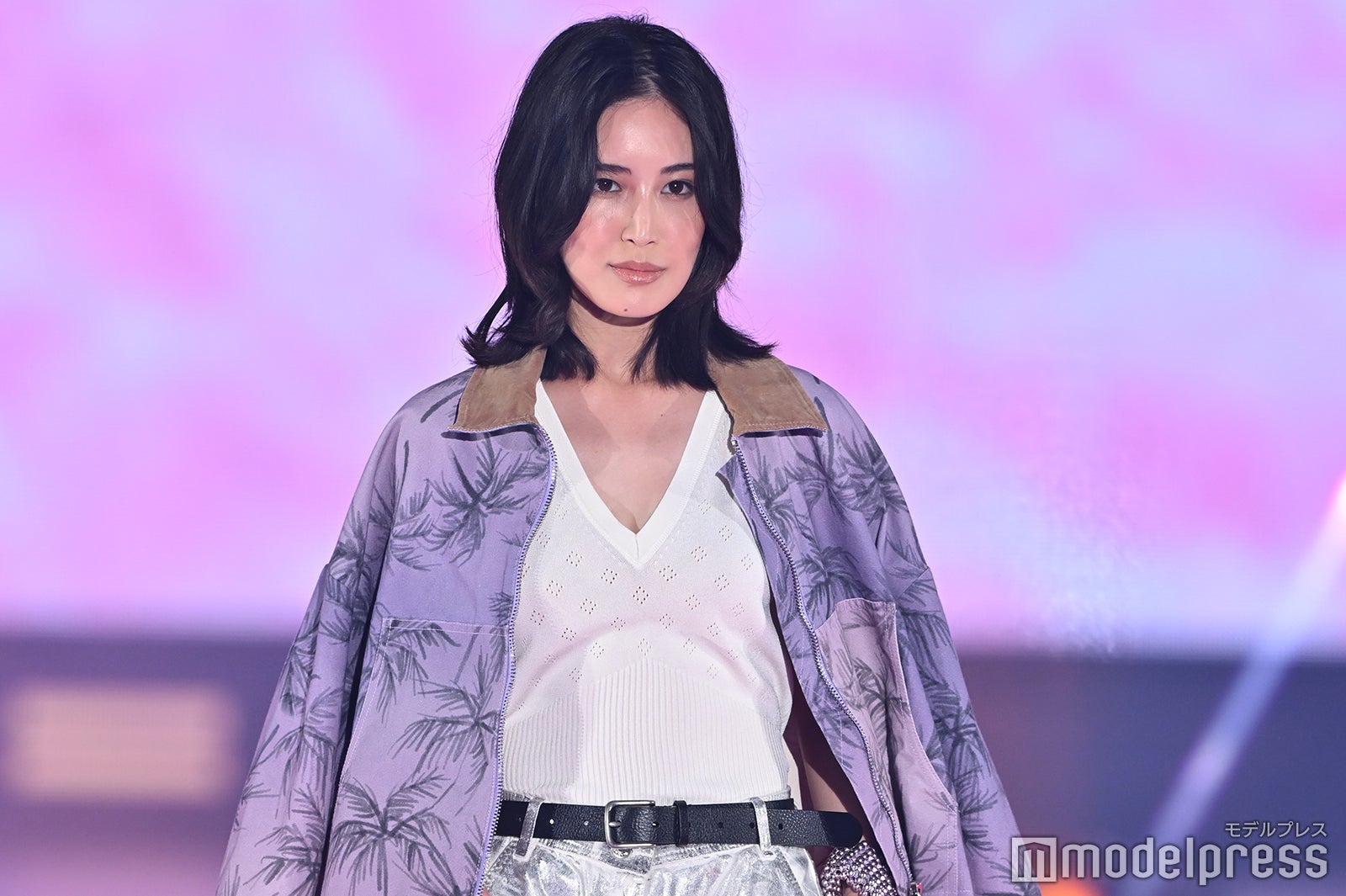 藤井夏恋、ニットトップスから美デコルテ披露 シルバーパンツで存在感【GirlsAward 2025SS】