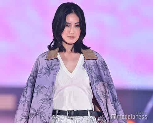 藤井夏恋、ニットトップスから美デコルテ披露 シルバーパンツで存在感【GirlsAward 2025SS】