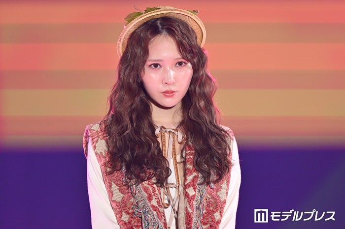 日向坂46加藤史帆、デコ出し×ウェービーヘアで雰囲気ガラリ【GirlsAward 2024 S／S】